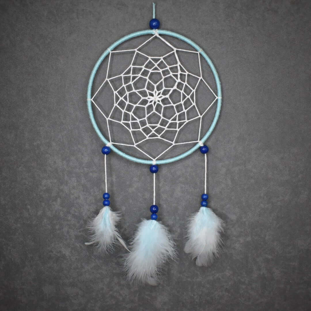 Attrape-rêve fait main Brise d’Écume, 1 cercle bleu ciel et blanc, plumes assorties, perles bois bleu, tissage fleur de lotus.