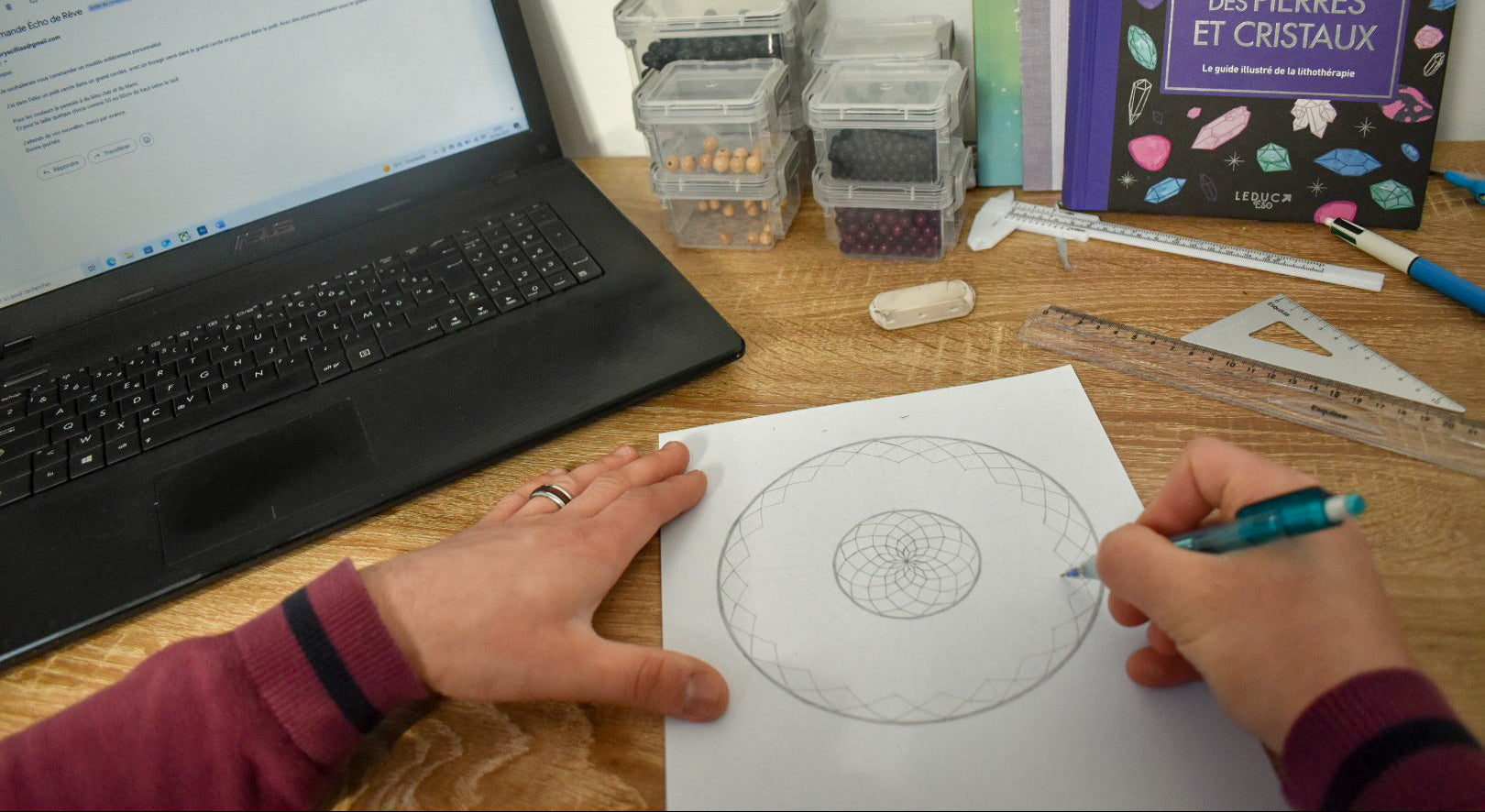Création d’un croquis personnalisé pour un attrape-rêve Écho de Rêve à partir des demandes d’un client.