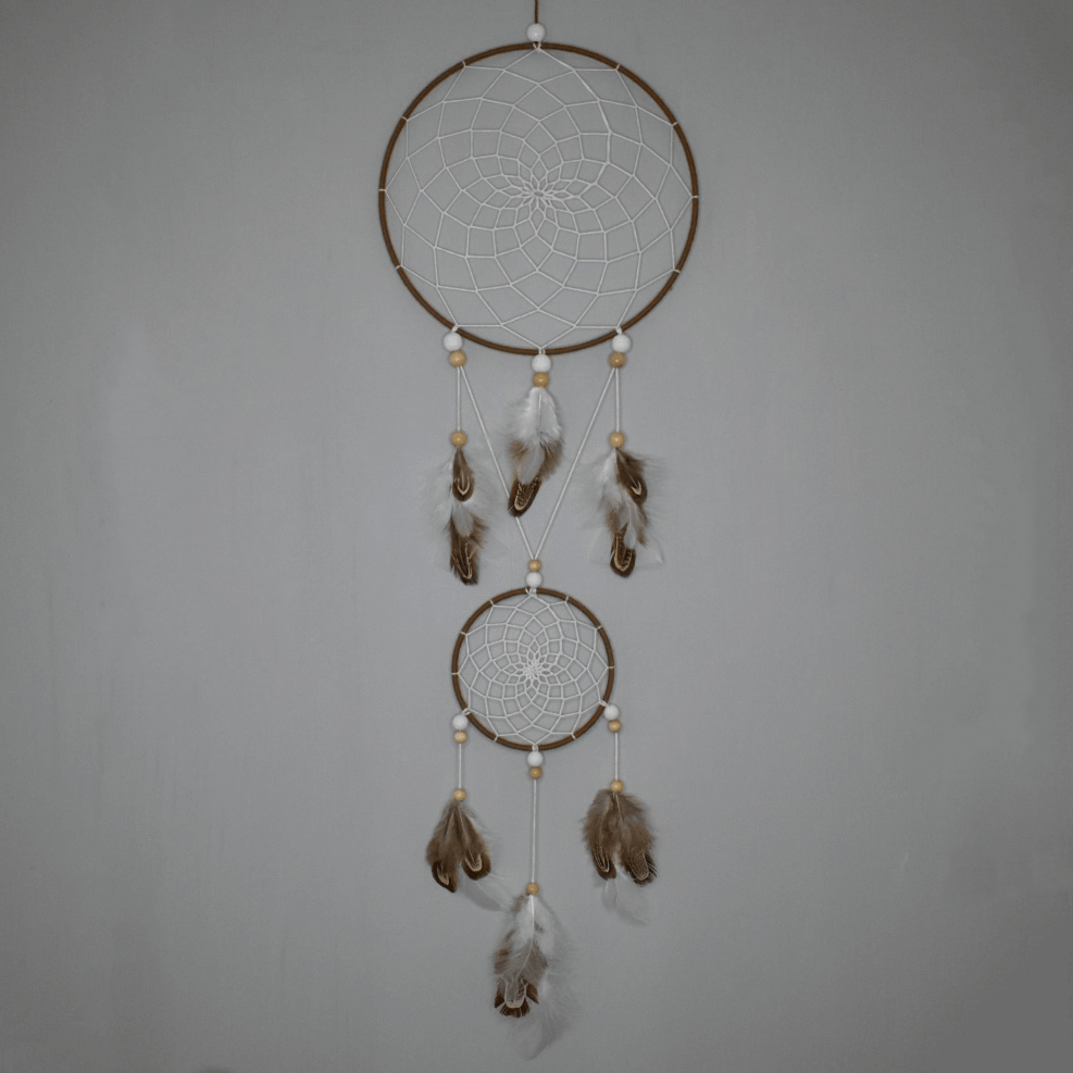 Attrape-rêve fait main Alizé Nomade, 2 cercles, tissage classique brun et blanc, plumes blanches et naturelles, perles bois clair et blanches, pièce unique.