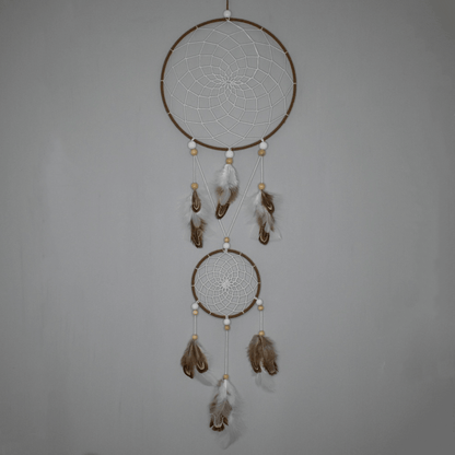 Attrape-rêve fait main Alizé Nomade, 2 cercles, tissage classique brun et blanc, plumes blanches et naturelles, perles bois clair et blanches, pièce unique.