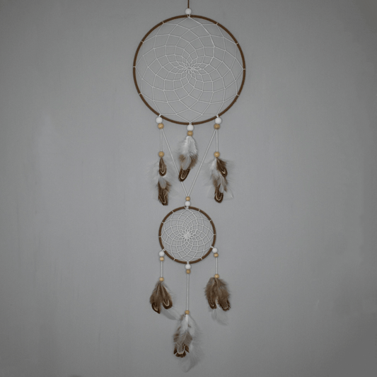 Attrape-rêve fait main Alizé Nomade, 2 cercles, tissage classique brun et blanc, plumes blanches et naturelles, perles bois clair et blanches, pièce unique.