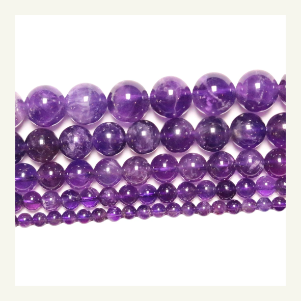 Perle d'améthyste violette, pierre semi-précieuse utilisée pour orner les attrape-rêves uniques et personnalisés.