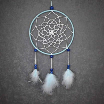 Attrape-rêve fait main Brise d’Écume, 1 cercle bleu ciel et blanc, plumes assorties, perles bois bleu, tissage fleur de lotus.