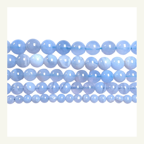 Perle de calcedoine bleue, pierre douce et opaque de couleur bleu clair, symbole de calme et d'harmonie.