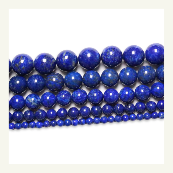 Perle de lapis-lazuli, pierre bleue profonde avec des inclusions dorées, symbole de sagesse et de vérité.