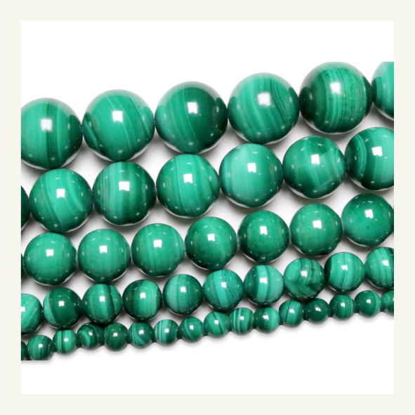 Perles en Malachite, pierre semi-précieuse verte utilisée pour les attrape-rêves personnalisés "Écho de Rêve"
