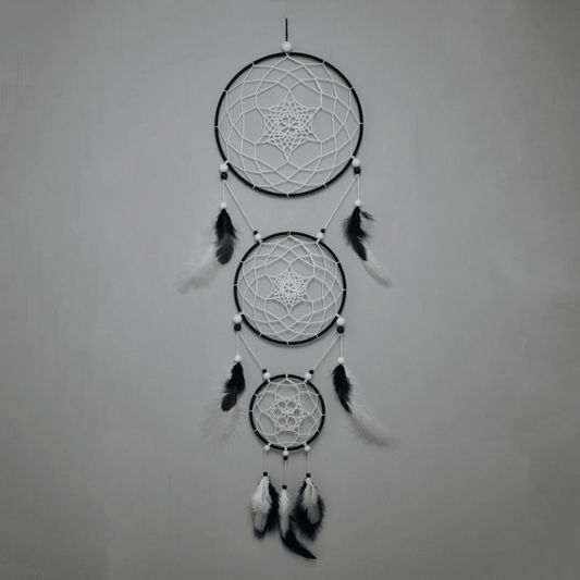 Attrape-rêve fait main noir et blanc à trois cercles, tissage en étoile à 6 branches, plumes et perles bois, déco bohème.