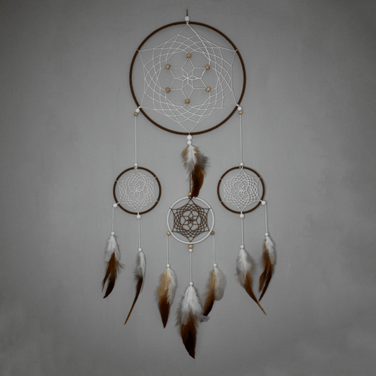 Attrape-rêve fait main Sirocco Sauvage, 4 cercles, tissage étoile à 6 branches, plumes blanches et naturelles, perles bois clair et blanches.